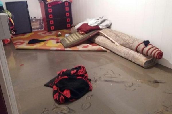 مردم زلزله زده سرپل ذهاب با بارش باران و آبگرفتگی در اسکان خود شب سختی را به سپیدی صبح رساندند/ لزوم تدبیر خاص مسئولین برای حل مشکلات زلزله زدگان