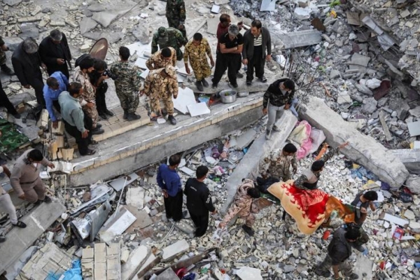 برخی از مردم سرپل ذهاب هنوز چشم انتظار عیدی هلال احمرهستند