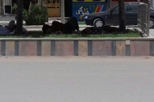 ازپهن شدن بساط استراحت افراد ناشناس و کارگران غیربومی در سطح بلوارهای شهر زلزله زده سرپل ذهاب تا میخکوب شدن مشکلات اجتماعی فرهنگی ساکنین شهر