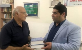 تجلیل رضاخانی با اهدای کتاب رمان تاریخی تگرگ از رئیس اداره فرهنگ و ارشاد سرپل‌ذهاب 
