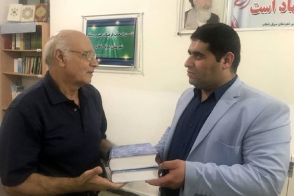 تجلیل رضاخانی با اهدای کتاب رمان تاریخی تگرگ از رئیس اداره فرهنگ و ارشاد سرپل‌ذهاب 
