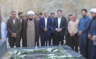 غبار روبی گلزار شهدای گمنام شهرستان سرپل ذهاب به مناسبت دومین روز از هفته دولت+تصاویر