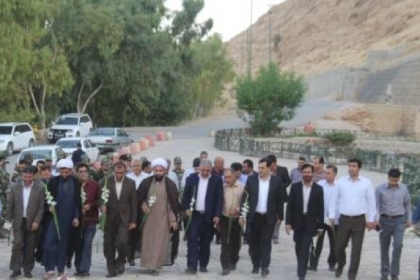 غبار روبی گلزار شهدای گمنام شهرستان سرپل ذهاب به مناسبت دومین روز از هفته دولت