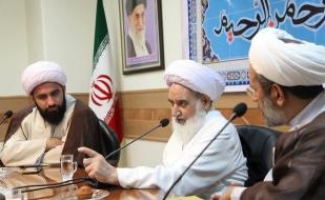 طلبه‌ها باید به‌دنبال علم و تذهیب نفس باشند
