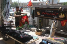 بازار شهرستان زلزله زده سرپلذهاب به استقبال ماه محرم رفت / ازعرضه محصولات عزاداری تا سیاه پوش شدن بازار شهرستان