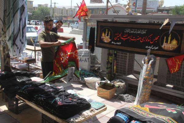 بازار شهرستان زلزله زده سرپلذهاب به استقبال ماه محرم رفت / ازعرضه محصولات عزاداری تا سیاه پوش شدن بازار شهرستان