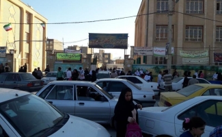 ترافیک سنگین خودروها در سرپل ذهاب زلزله زده/از نبود زیرساخت‌های مناسب تا رانندگانی که قوانین راهنمایی را رعایت نمی کنند
