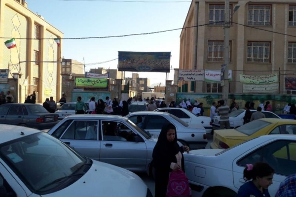 ترافیک سنگین خودروها در سرپل ذهاب زلزله زده/از نبود زیرساخت‌های مناسب تا رانندگانی که قوانین راهنمایی را رعایت نمی کنند