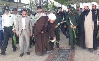 غبار روبی مزار شهدا به مناسبت هفته دفاع مقدس در شهرستان سرپل ذهاب برگزار شد