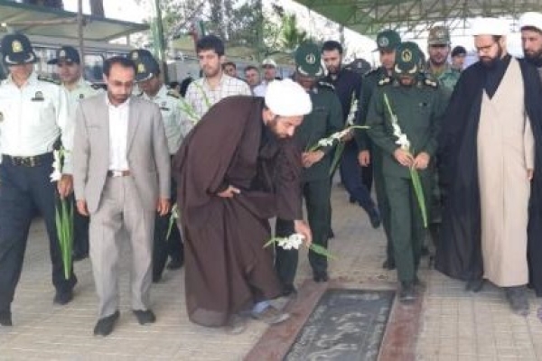غبار روبی مزار شهدا به مناسبت هفته دفاع مقدس در شهرستان سرپل ذهاب برگزار شد