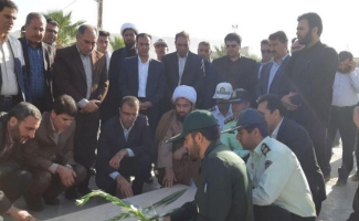 غبار روبی و عطرافشانی گلزار شهدا در شهرستان سرپل ذهاب