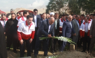 ۱۸هزارو پانصدمین واحد احداثی افتتاح شد / نثار شاخه گل و قرائت فاتحه استاندار و رئیس جمعیت هلال احمرکشور بر مزار جانباختگان زلزله