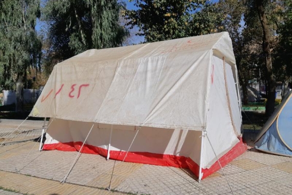 داغ شدن بازار چادر و وکانکس در سرپلذهاب / برپا شدن مجدد چادر و کانکسهای اسکان موقت در شهرستان