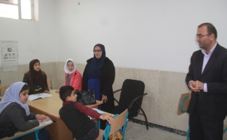 فرماندارسرپل ذهاب با دانش آموزان مدرسه استثنایی توحید این شهرستان دیدار کردند+تصاویر