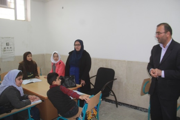 فرماندارسرپل ذهاب با دانش آموزان مدرسه استثنایی توحید این شهرستان دیدار کردند+تصاویر