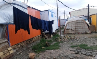 جدال زلزله زدگان شهرستان سرپلذهاب با باران و سرما/ شرایط سخت مرزنشینان زلزله زده با نفوذ سرمای هوا در چادرهای اسکان موقت