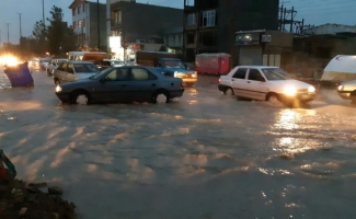 آبگرفتگی معابر شهری و کُندی عبور و مرور در شهرستان  بر اثر بارندگی/ روزهای بسیار سخت زلزله زدگان و احاطه چادرهای اسکان موقت به دلیل بارش شدید باران