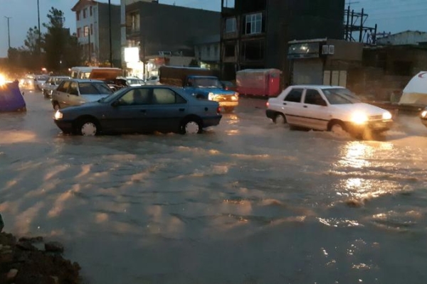 آبگرفتگی معابر شهری و کُندی عبور و مرور در شهرستان  بر اثر بارندگی/ روزهای بسیار سخت زلزله زدگان و احاطه چادرهای اسکان موقت به دلیل بارش شدید باران