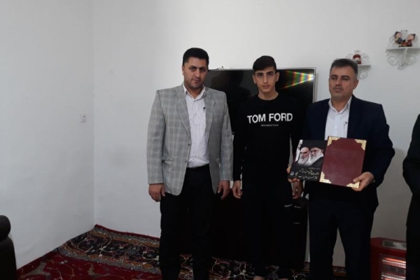 تجلیل ازمدال آور طلای مسابقه ووشو انتخابی تیم ملی جوانان ایران به همت کمیته امداد سرپل ذهاب 
