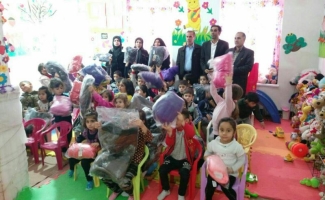 اهدا هدایای به کودکان مهدکودک یگانه در سرپل ذهاب 