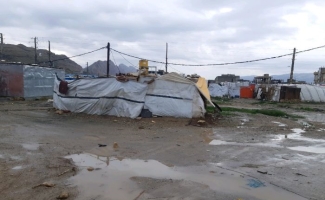 زندگی زلزله زدگان در سرما و گل و لای/اسکانهای موقت زلزله زدگان درمحاصره باران و سرمای زمستان
