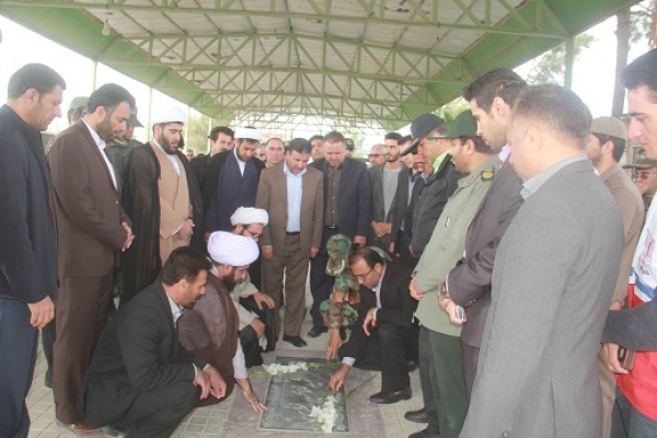 به مناسبت چهلمین سالگردپیروزی انقلاب اسلامی مزار شهدای سرپلذهاب غبارروبی و عطرافشانی شد+تصاویر