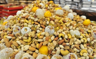   قیمت بسیار بالای آجیل سفره های هفت سین نوروزی امسال خیلی از خانواده ها را بدون آجیل خواهد گذاشت.