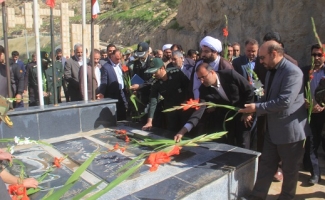 قبور مطهر شهدای گمنام سرپلذهاب عطر افشانی شد/ میهمانی لاله ها در گلزار شهدای گمنام