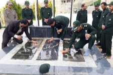 غبار روبی و عطرافشانی گلزار شهدا در شهرستان سرپل ذهاب صورت گرفت