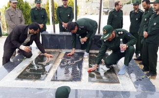 غبار روبی و عطرافشانی گلزار شهدا در شهرستان سرپل ذهاب صورت گرفت