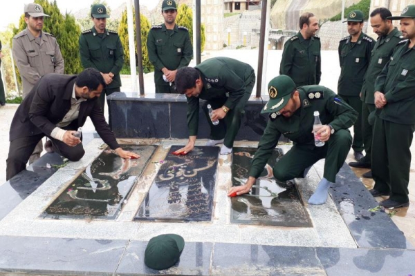 غبار روبی و عطرافشانی گلزار شهدا در شهرستان سرپل ذهاب صورت گرفت
