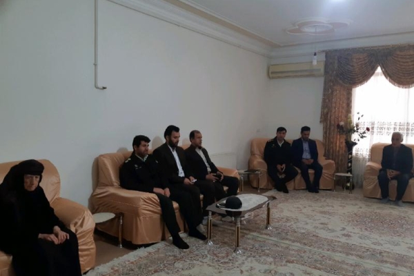 دیدار فرمانده انتظامی شهرستان سرپلذهاب با خانواده شهدا به مناسبت  گرامیداشت روز شهید
