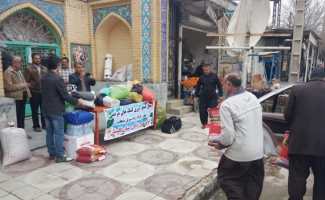 زلزله زدگان سرپلذهابی به یاری سیل زدگان آق قلا شتافتند