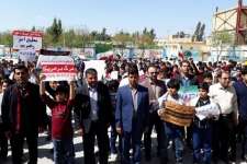 مشق ایستادگی نسل چهارم و پنجم انقلاب در سنگر علم و دانش / دانش آموزان و فرهنگیان سرپلذهابی هم به حمایت از سپاه پاسداران فریاد مرگ بر آمریکا سر دادند