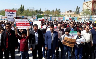 مشق ایستادگی نسل چهارم و پنجم انقلاب در سنگر علم و دانش / دانش آموزان و فرهنگیان سرپلذهابی هم به حمایت از سپاه پاسداران فریاد مرگ بر آمریکا سر دادند