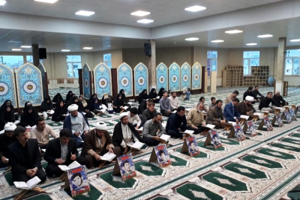 برگزاری محفل انس با قرآن کریم باحضور قاری برجسته کشوری و روزه داران سرپلذهابی در مصلای نماز جمعه شهرستان 