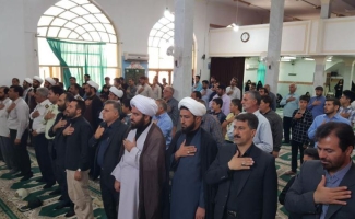  اهتزاز بیرق مشکی عزای شیعیان در مسجد جامع سرپلذهاب/ وقتی عرض ارادت مردم به ائمه اطهار درقاب تصویر ثبت می شود