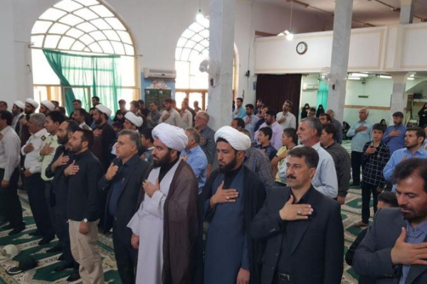  اهتزاز بیرق مشکی عزای شیعیان در مسجد جامع سرپلذهاب/ وقتی عرض ارادت مردم به ائمه اطهار درقاب تصویر ثبت می شود