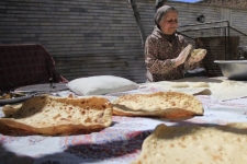 کرونا پخت نان محلی در منازل سرپل ذهاب ها را به رونق انداخته است/ رعایت پروتکل بهداشتی در نانوایی های سطح شهر الزامیست