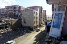 زلزله سرپلذهاب و تصاویری از عشق و امید و زندگی در میان خرابه های آن / از سفر رهبر انقلاب به شهر زلزله زده تا نوعدوستی ایرانیان / تلاش مسئولین ، جهاد خیرین و گروههای جهادی بسیج و همت مردم شهر را دوباره بنا کرد