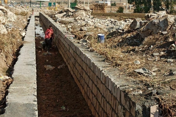 بازدید فرماندار شهرستان از پروژه آبرسانی به اراضی کشاورزی حومه شهر