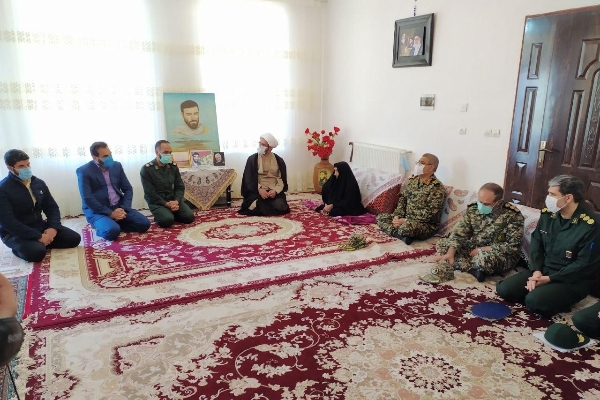 دیدار مسئولین سپاه استان و شهرستان سرپلذهاب با خانواده شهید امینی