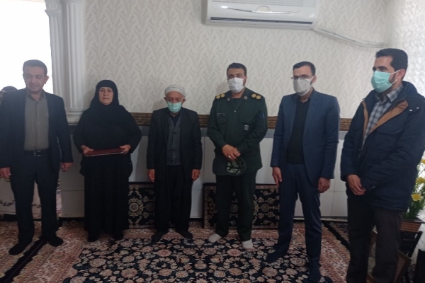 تجلیل از یک خانواده معزز با 6شهید در اسلام آبادغرب