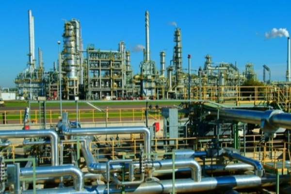 تلاشهای پشت پرده برای جابجایی طرحهای پتروپالایشگاهی شهرستانهای غربی استان کرمانشاه / کارشکنی و سنگ اندازی در مسیر پیشرفت و توسعه منطقه خیانت به مردم است