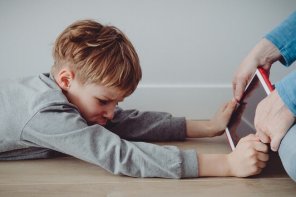 توصیه هایی برای استفاده تکنولوزی از نوزادی تا نوجوانی