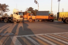 موج فراگیر پارک خودروهای سنگین در خیابانهای اصلی شهرسرپلذهاب/ شهرستان از نبود پارکینگ های اختصاصی رنج می برد