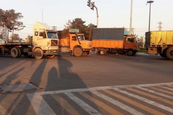 موج فراگیر پارک خودروهای سنگین در خیابانهای اصلی شهرسرپلذهاب/ شهرستان از نبود پارکینگ های اختصاصی رنج می برد