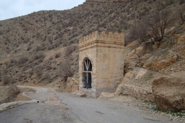 طاق گرا بنایی تاریخی در گردنه پاطاق و برسر راه جاده ابریشم / یادگاری از دوره ساسانی با معماری زیبا آماده پذیرایی از میهمانان نوروزی است