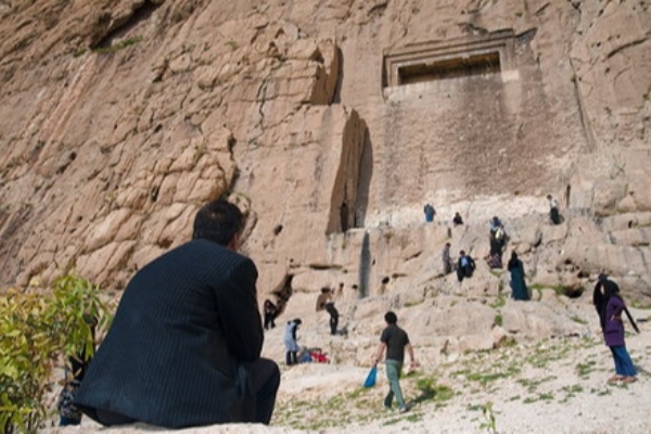 گوردخمه دکان داوود برسینه کوه دانه خشک / از دخمه دوران هخامنشی تا تصویری که دردوران سلوکیان برسینه دخمه حجاری شده است