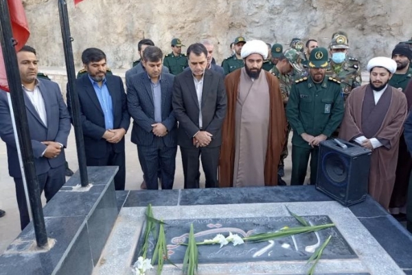 غبارروبی مزار شهدای گمنام سرپل ذهاب بمناسبت هفته بسیج